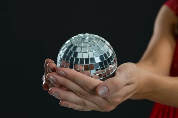 Mulher segurando bola espelho — Fotografia de Stock