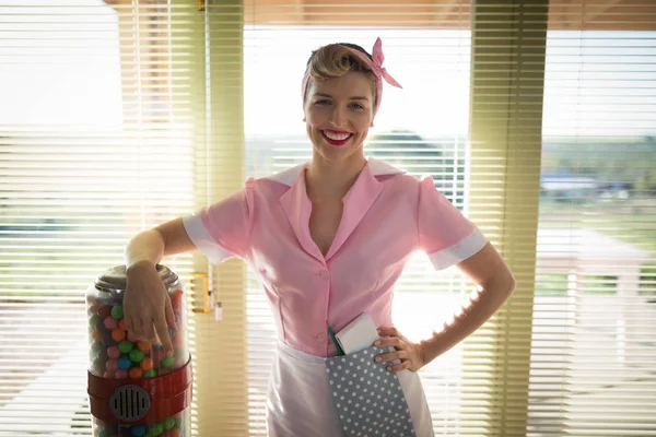 Waitress standing with hand on hip — Stock Photo, Image