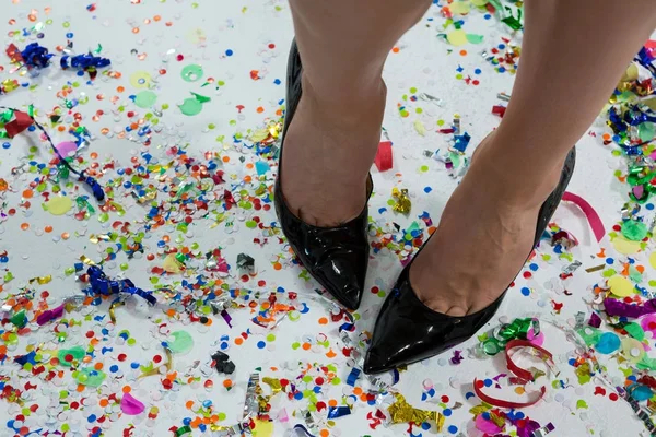 Mujer de pie con tacones negros — Foto de Stock