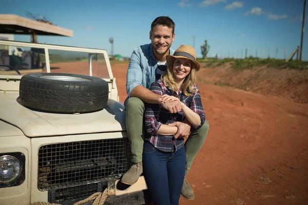 Couple embracing each other on a car — Stock Photo, Image