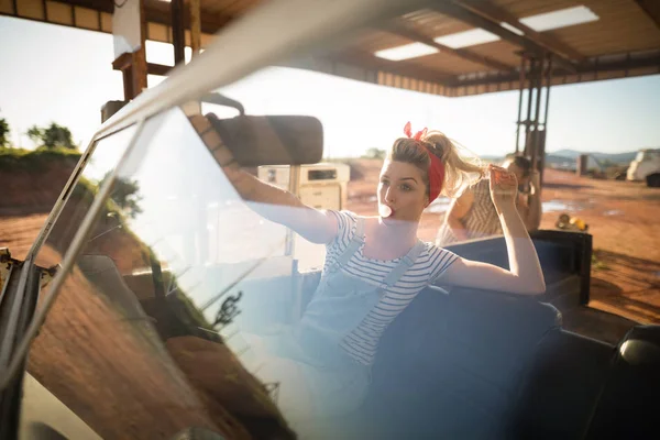 Mujer sentada en coche en un día soleado — Foto de Stock