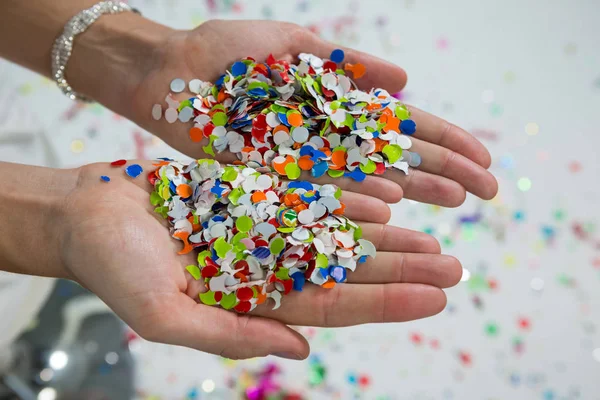 Vrouw bedrijf confetti in handen — Stockfoto