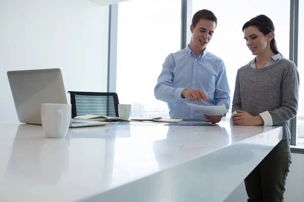 Male executive and female executive discussing — Stock Photo, Image