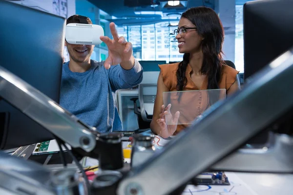 Führungskräfte nutzen Virtual-Reality-Headset am Schreibtisch — Stockfoto