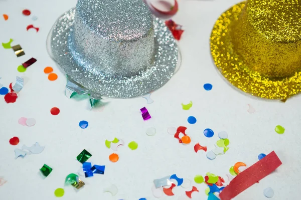 Gouden en zilveren hoed met confetti — Stockfoto