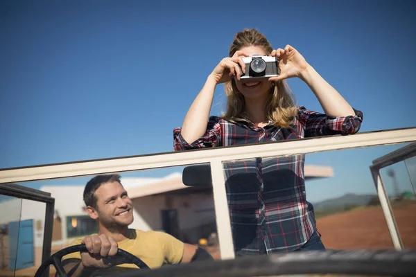 Woman taking photo with vintage camera — Stock Photo, Image