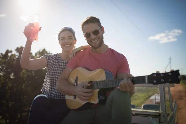 Człowiek gra na gitarze — Zdjęcie stockowe