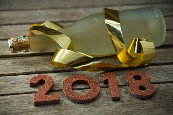 Champagne y números que forman 2018 Año — Foto de Stock