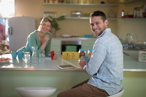 Couple relaxing in restaurant — Stock Photo, Image