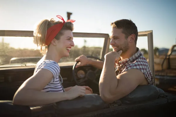 Par som interagerar med varandra i bil — Stockfoto