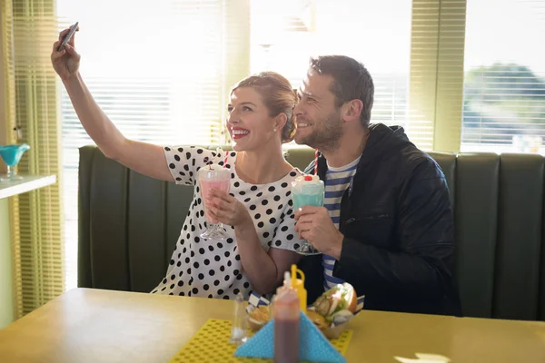 Paar nemen selfie met mobiele telefoon — Stockfoto