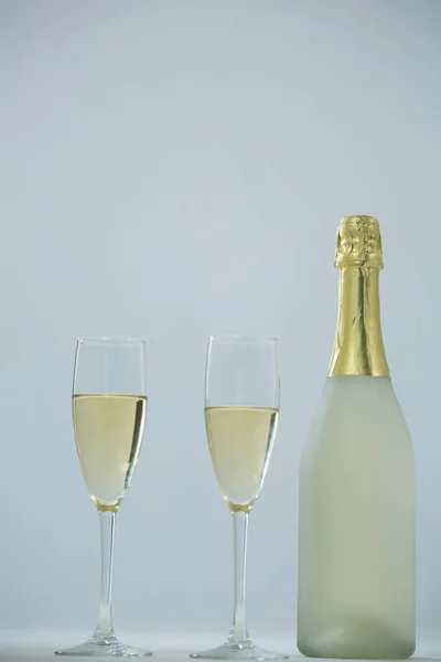 Glaasje champagne met champagnefles — Stockfoto