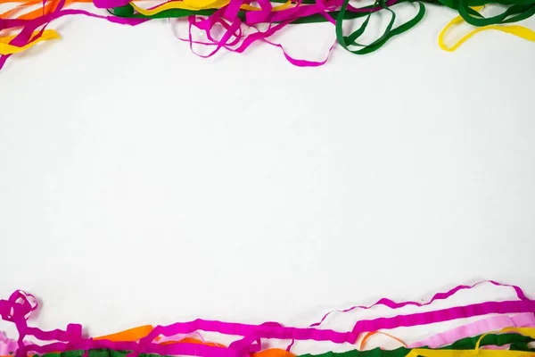 Kleurrijke slingers gerangschikt op witte achtergrond — Stockfoto