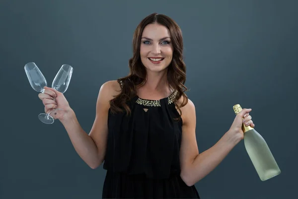 Vrouw bedrijf champagne fles — Stockfoto