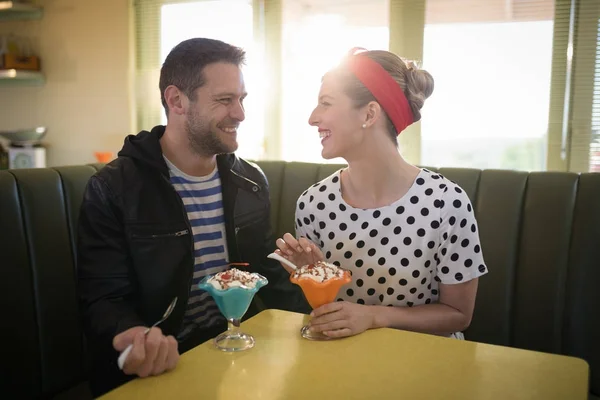 Paar romancing in restaurant — Stockfoto