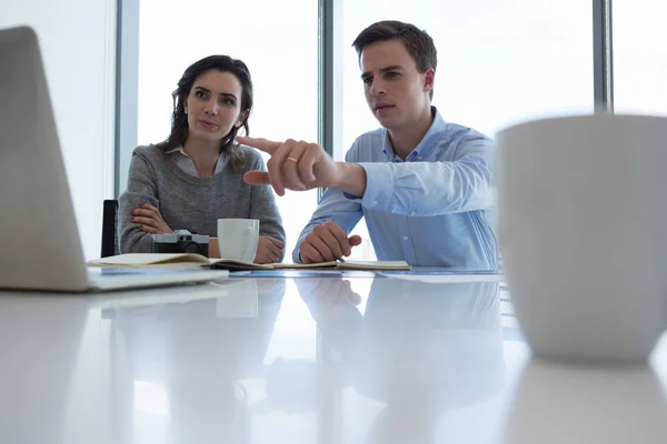 Male executive and female executive discussing — Stock Photo, Image