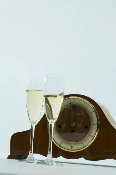 Champagneglas och klocka — Stockfoto