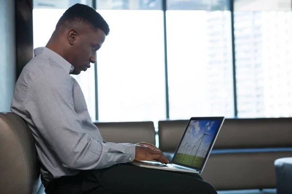 Executivo masculino usando laptop — Fotografia de Stock