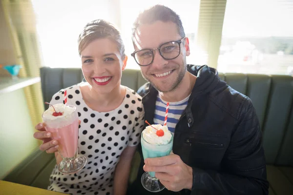 Paar bei Milchshake in Restaurant — Stockfoto
