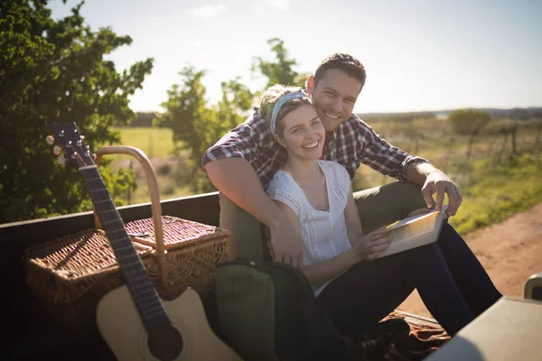 Couple relaxing in car on a sunny day — Stock Photo, Image