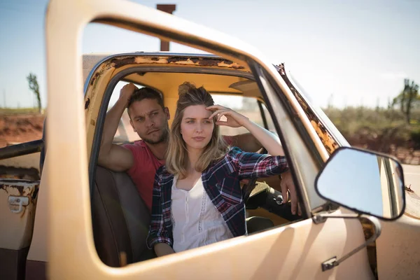 Pareja sentada junta en un coche —  Fotos de Stock