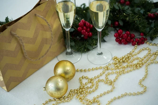 Champagne flöjt och jul dekoration — Stockfoto