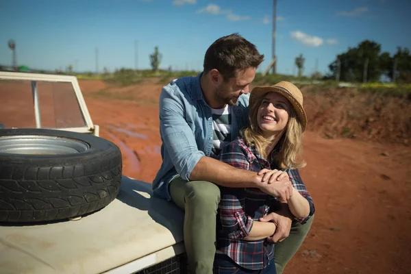 Couple s'embrassant en voiture — Photo