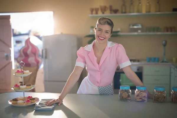 Waitress standing at counter in restaurant — Stock Photo, Image