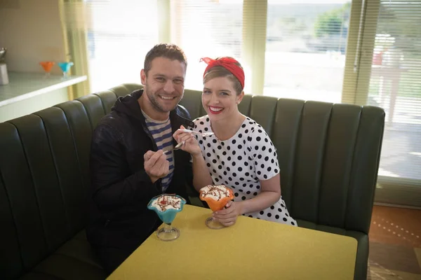 Couple having ice cream in restaurant — Stock Photo, Image