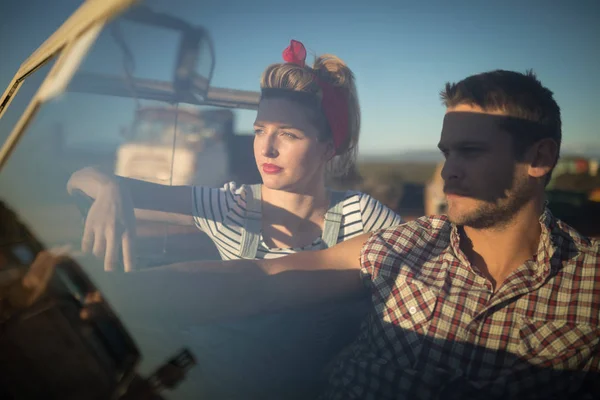 Couple assis ensemble dans une voiture — Photo