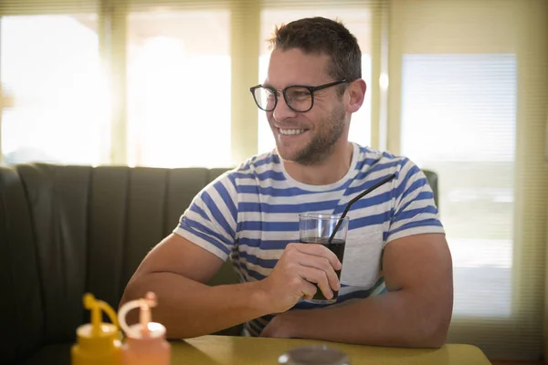 Mann trinkt in Restaurant — Stockfoto