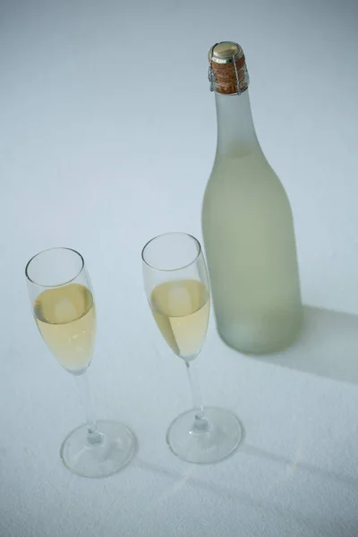 Copa de champán con botella de champán — Foto de Stock