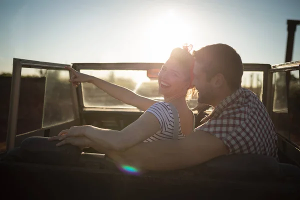 Pareja sentada junta en un coche — Foto de Stock