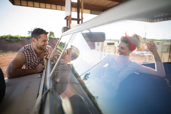 Couple avec une voiture en pompe à essence — Photo