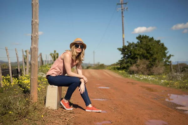 Donna rilassante in una giornata di sole — Foto Stock