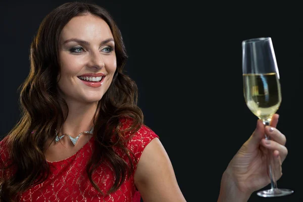 Žena držící sklenici šampaňského — Stock fotografie