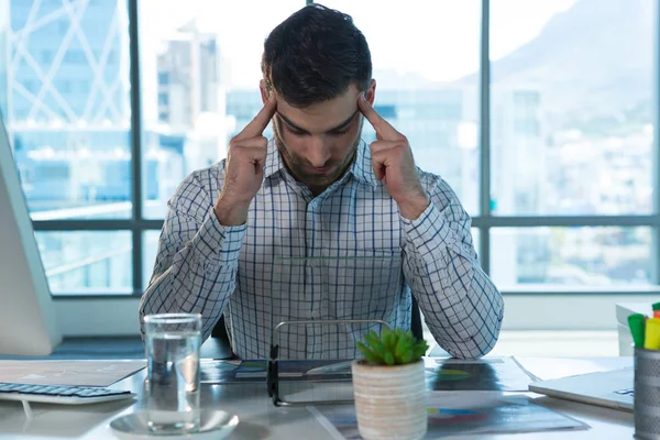 Manliga verkställande lider av huvudvärk vid skrivbord — Stockfoto