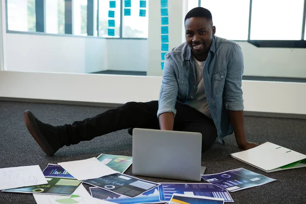 Männliche Führungskräfte mit Laptop — Stockfoto