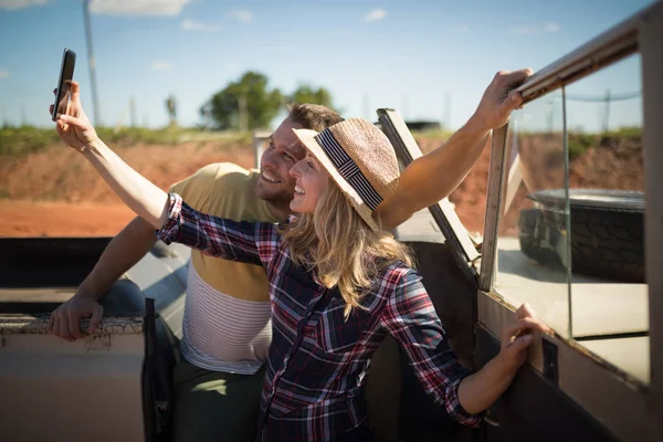 Paar macht Selfie mit Handy — Stockfoto