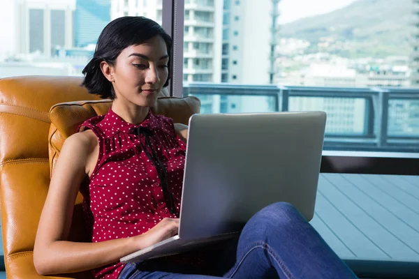 Executivo feminino usando laptop — Fotografia de Stock
