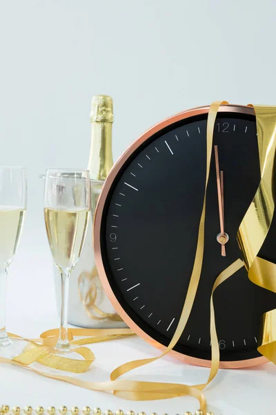 時計とグラス シャンパン — ストック写真