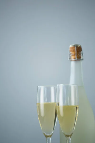 Glas champagne med champagneflaska — Stockfoto
