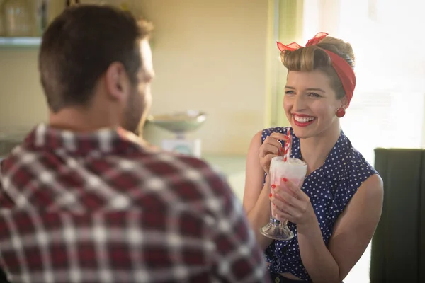 Paar met milkshake in restaurant — Stockfoto