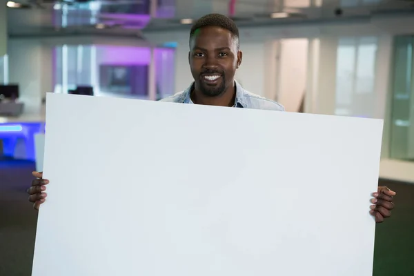 Executivo masculino segurando um cartaz em branco — Fotografia de Stock