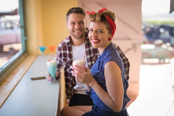 Paar beim Romanzen in Restaurant — Stockfoto