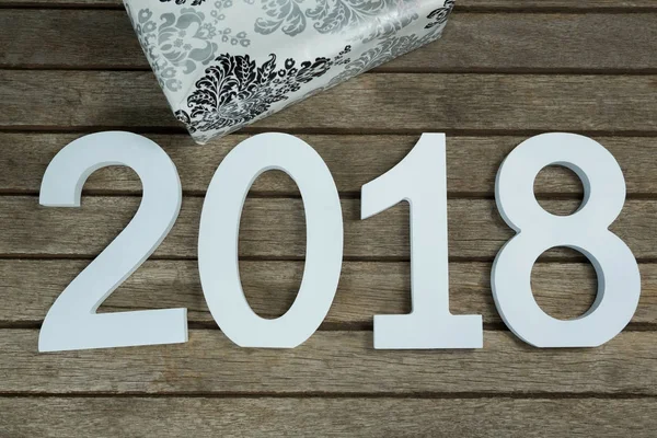 Nuevo año número 2018 con regalo — Foto de Stock