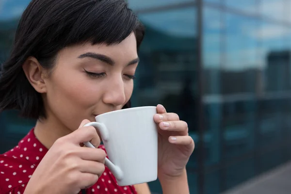 Kadın yönetici kahve içer — Stok fotoğraf