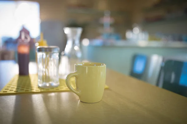 Taza de café en una mesa —  Fotos de Stock