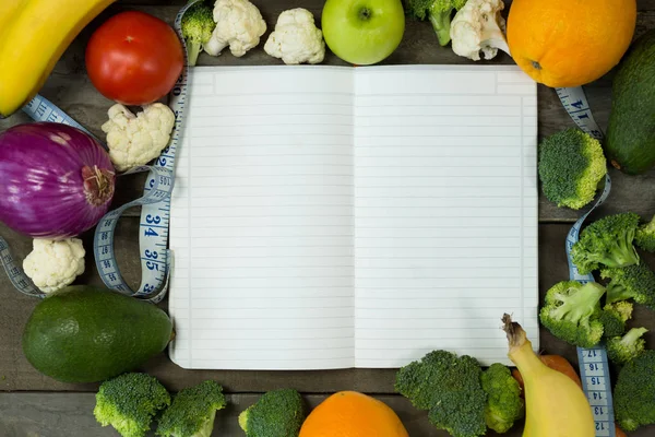 Öppen dagbok med olika grönsaker — Stockfoto