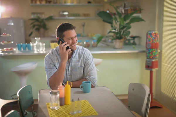 Man talar i mobiltelefon i restaurang — Stockfoto